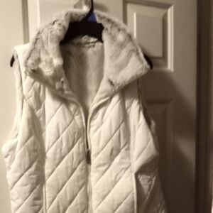 Winter White Quilted Vest Faux Fur lining, EUC